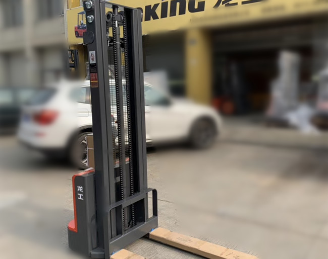 電動堆高車
