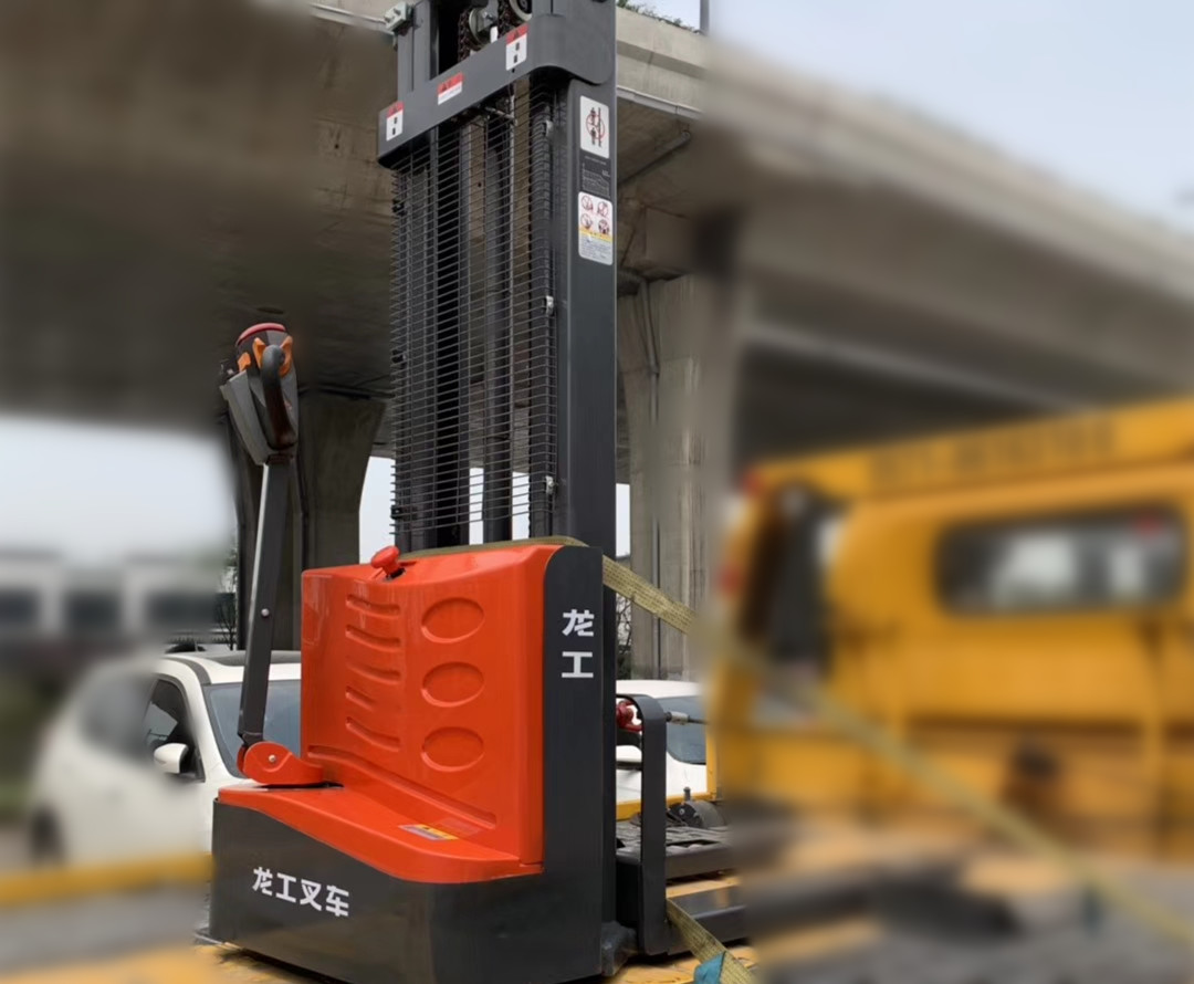 電動堆高車